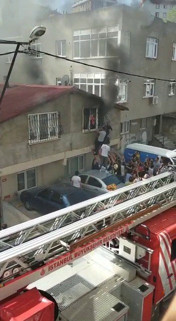 Ataşehir’de yangın çıkan evde can pazarı kamerada