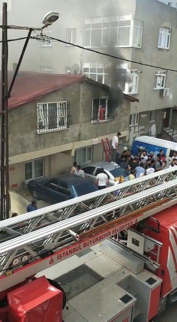 Ataşehir’de yangın çıkan evde can pazarı kamerada
