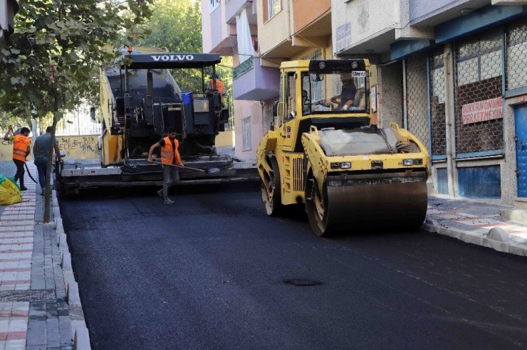 Bağcılar’da yollar asfaltlanarak konforlu hale getiriliyor