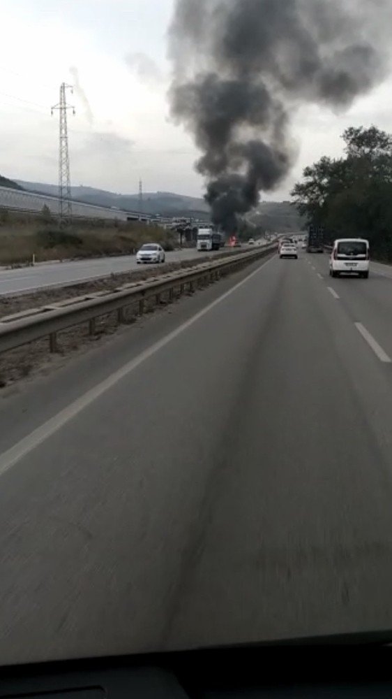 Bursa İstanbul karayolundaki tır alev alev yandı