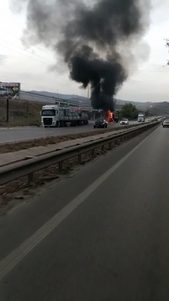 Bursa İstanbul karayolundaki tır alev alev yandı