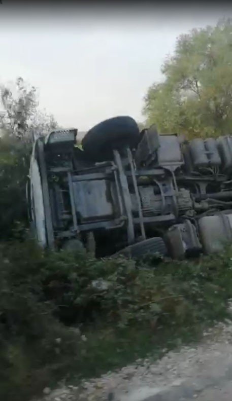 Kontrolden çıkan tır devrildi: 1 yaralı