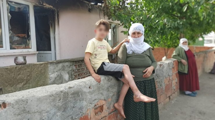 Yangından son anda kurtulmuştu...Çocuklarını zincirle bağlayan ailenin savunması şok etti