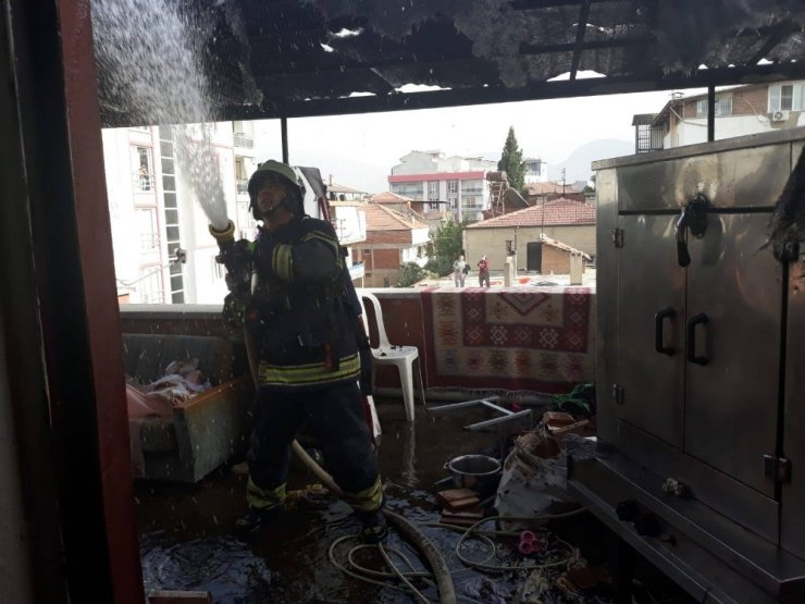 Çatı katında çıkan yangın korkuttu