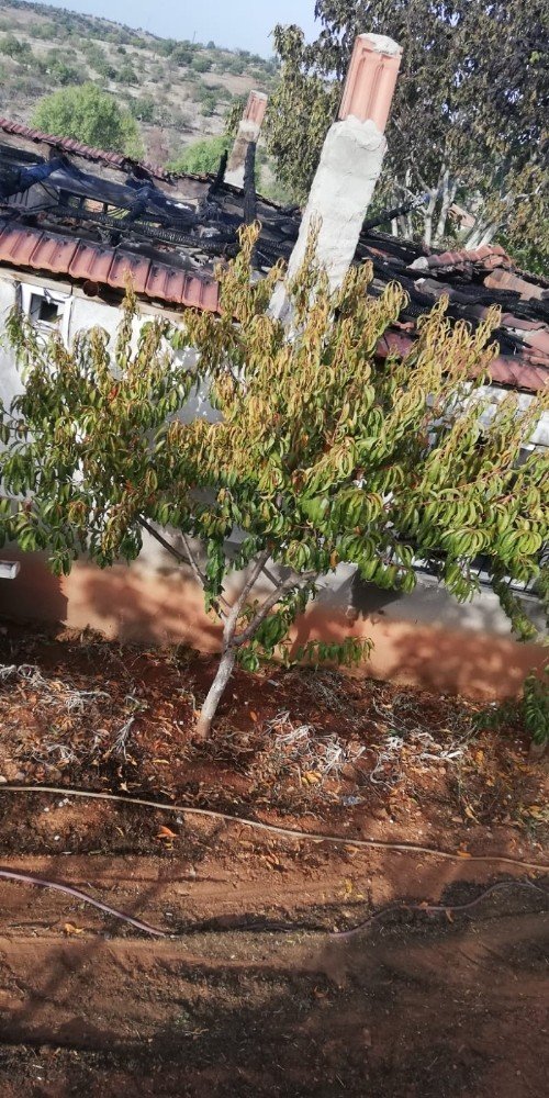 Alevlerin yükseldiği ev kullanılamaz hale geldi
