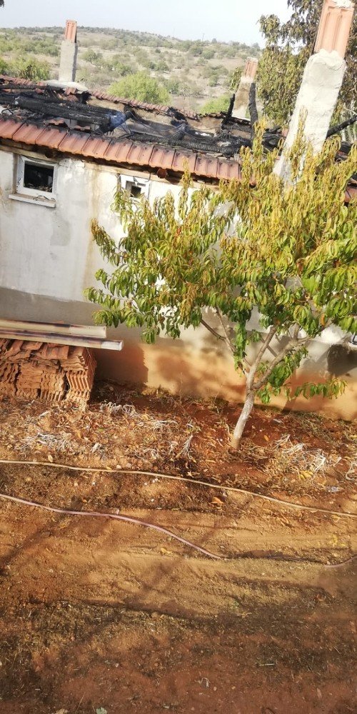 Alevlerin yükseldiği ev kullanılamaz hale geldi