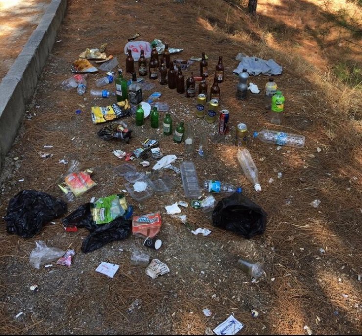 Buldan’da hastane yolu çöplüğe döndü