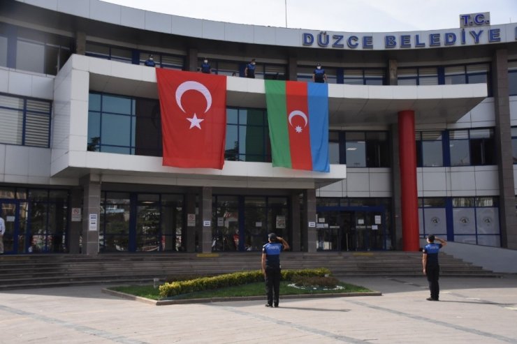 Azerbaycan’a bayraklı destek