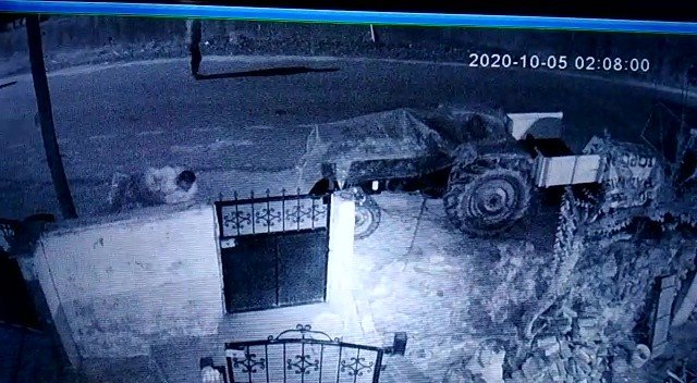 3 hırsız park halindeki motosikleti böyle çaldı