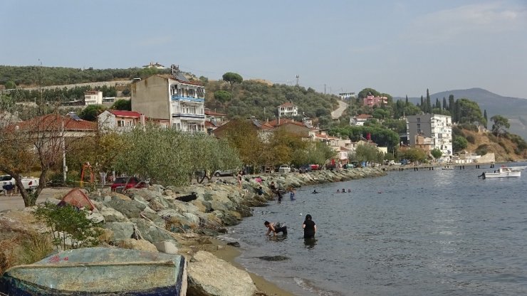 Ekim ayında temmuz sıcağını gören denize akın etti
