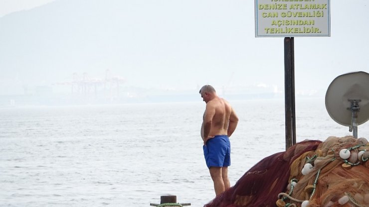 Ekim ayında temmuz sıcağını gören denize akın etti