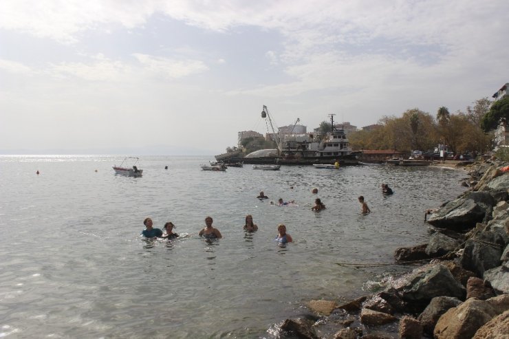 Ekim ayında temmuz sıcağını gören denize akın etti