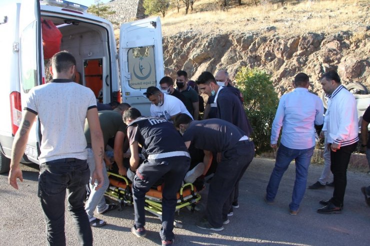 Elazığ’da otomobil şarampole yuvarlandı: 2 yaralı