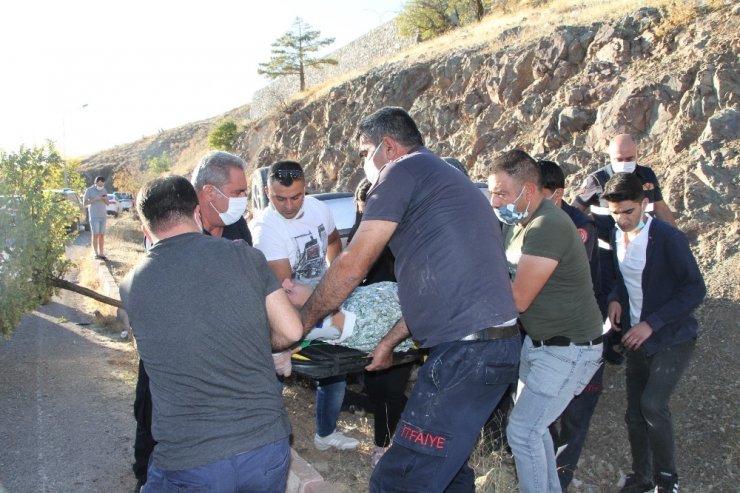 Elazığ’da otomobil şarampole yuvarlandı: 2 yaralı