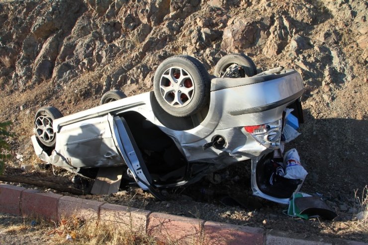Elazığ’da otomobil şarampole yuvarlandı: 2 yaralı