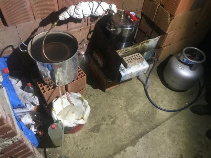Jandarma kaçak alkol üreten şüpheliye yakaladı