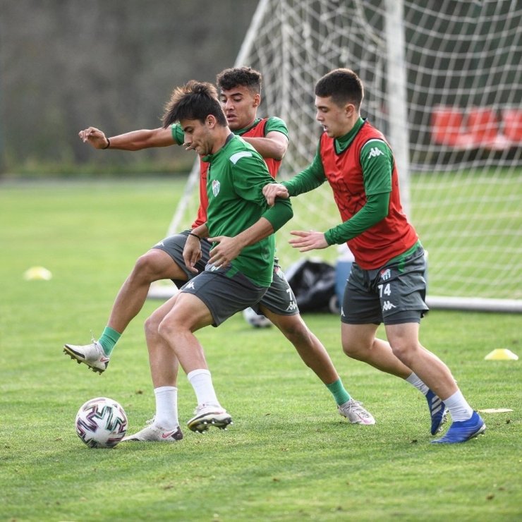 Bursaspor’da antrenmana Özer Hurmacı ve İsmail Çokçalış katılmadı