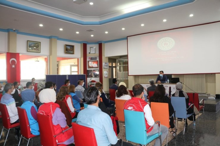 İl Müdürü Kabakçı, Gençlik Merkezi Müdürlerinden Brifing Aldı