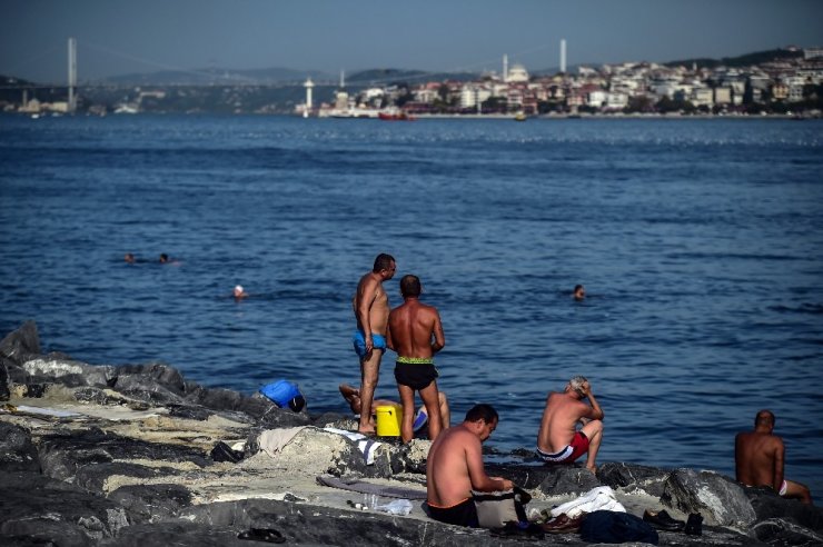 İstanbullular serinlemek için denize girdi