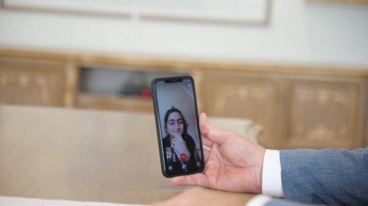 Başkan Usta, kumbarasındaki 36 lirasını Azerbaycan’a gönderen İsranur’a tablet hediye etti