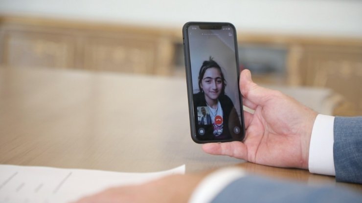 Başkan Usta, kumbarasındaki 36 lirasını Azerbaycan’a gönderen İsranur’a tablet hediye etti