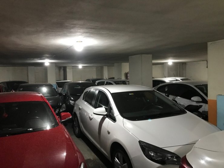 Meteoroloji uyardı, İstanbullular araçlarını dolu öncesi korumaya aldı