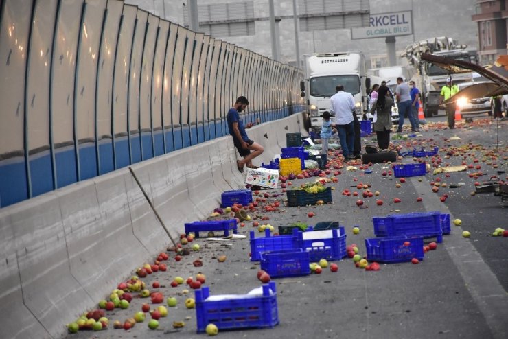 İzmir’de kamyonet kaza yaptı; kasasındaki sebze ve meyveler yola saçıldı