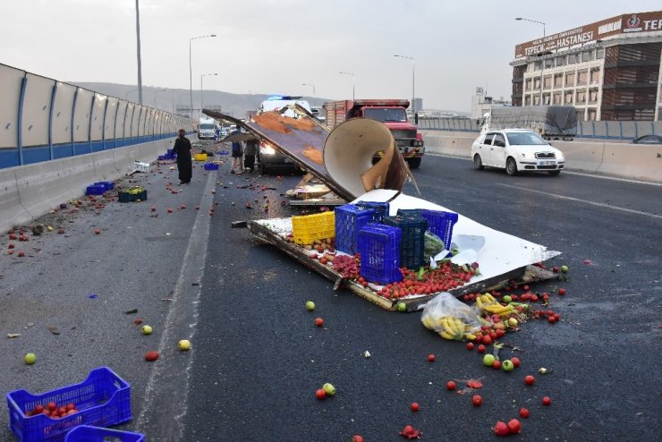 İzmir’de kamyonet kaza yaptı; kasasındaki sebze ve meyveler yola saçıldı