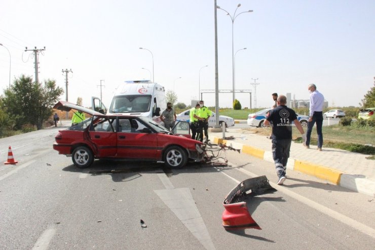 Kamyonetle çarpışan otomobil parçalandı 3 kişi ölümden döndü