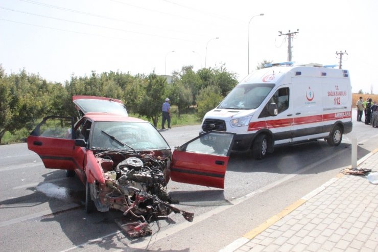 Kamyonetle çarpışan otomobil parçalandı 3 kişi ölümden döndü
