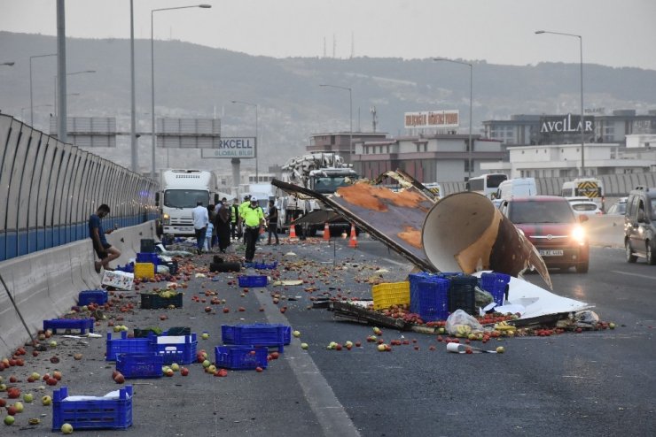 İzmir’de kamyonet kaza yaptı; kasasındaki sebze ve meyveler yola saçıldı