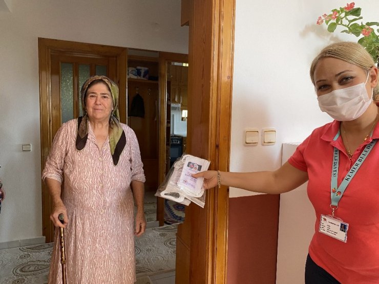 Kemer Belediyesi’nden yaylalarda yaşayan vatandaşlara maske