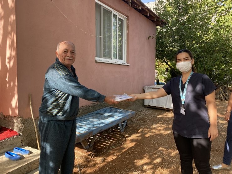 Kemer Belediyesi’nden yaylalarda yaşayan vatandaşlara maske