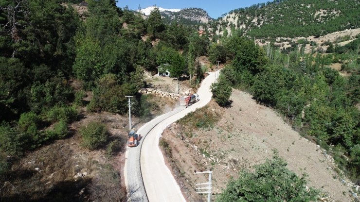 Konyaaltı’ndan yayla yollarına asfalt çalışması