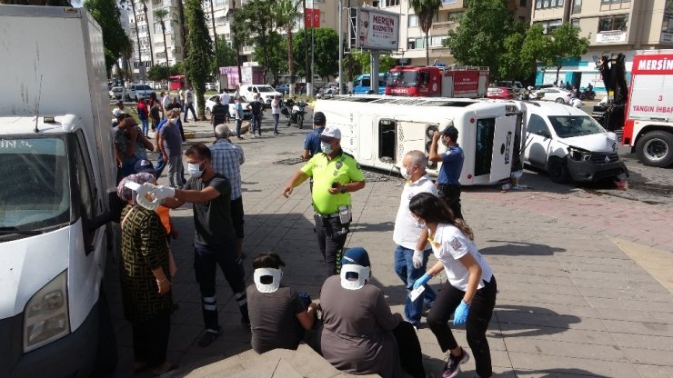 Hafif ticari aracın çarptığı yolcu minibüsü devrildi: 3 yaralı