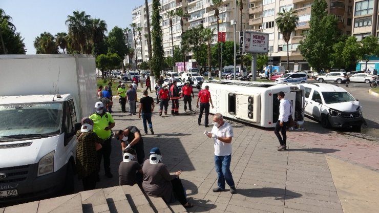 Hafif ticari aracın çarptığı yolcu minibüsü devrildi: 3 yaralı