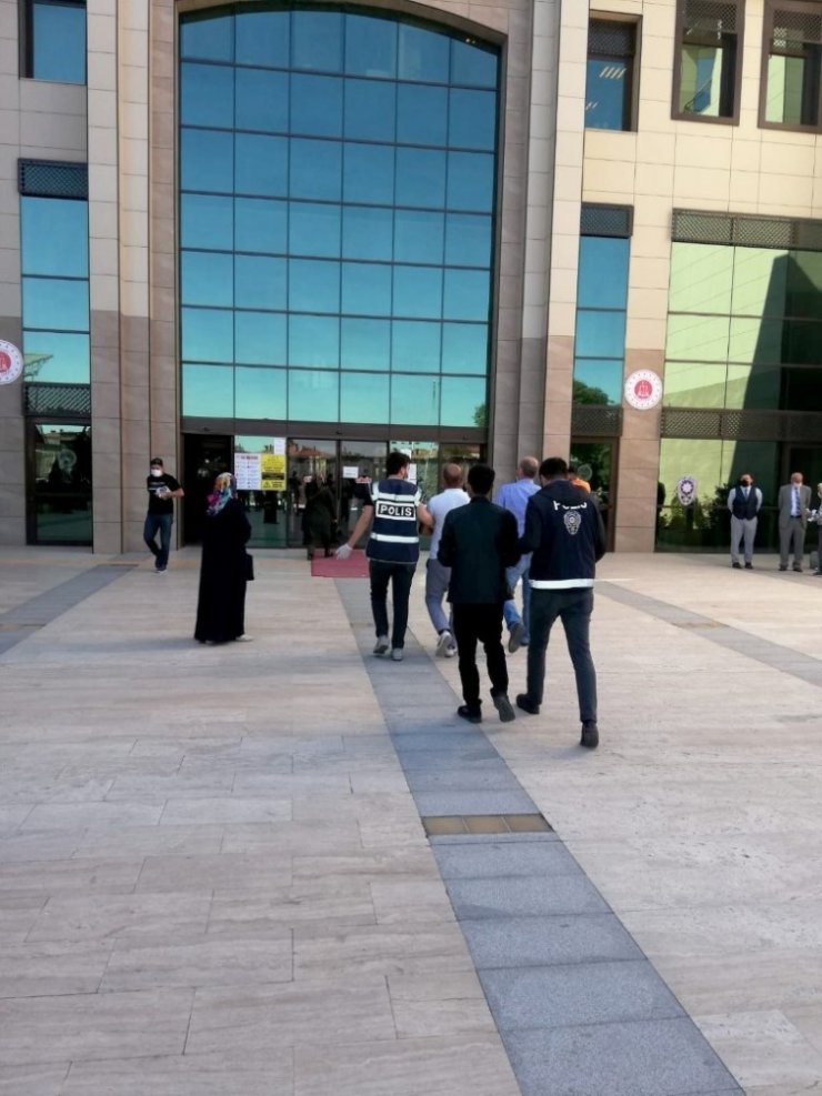 Göçmen kaçakçılığı suçundan 2 kişi tutuklandı