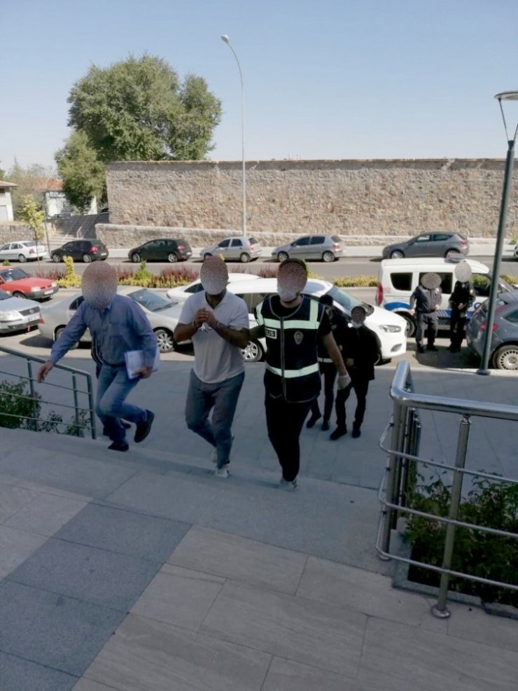 Göçmen kaçakçılığı suçundan 2 kişi tutuklandı
