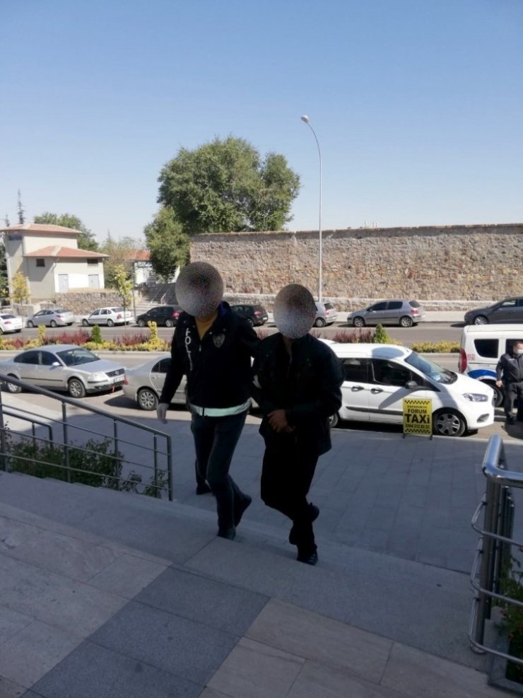 Göçmen kaçakçılığı suçundan 2 kişi tutuklandı