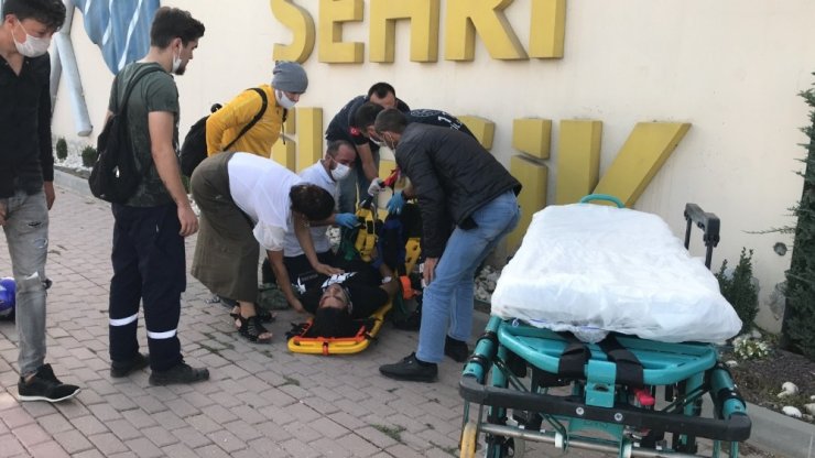 Otomobil ile motosiklet çarpıştı; 2 yaralı