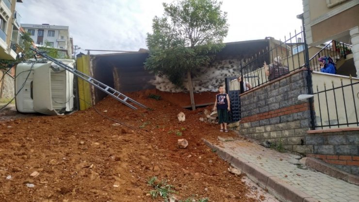 Sancaktepe’de kum boşaltan kamyon bir anda yola devrildi