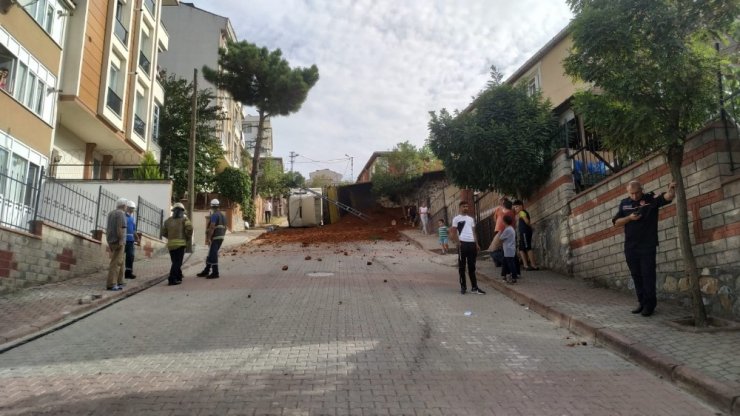 Sancaktepe’de kum boşaltan kamyon bir anda yola devrildi
