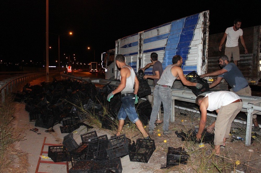 Seyir halindeki tır’ın yükü kaydı! Limonlar otoyolu kapattı