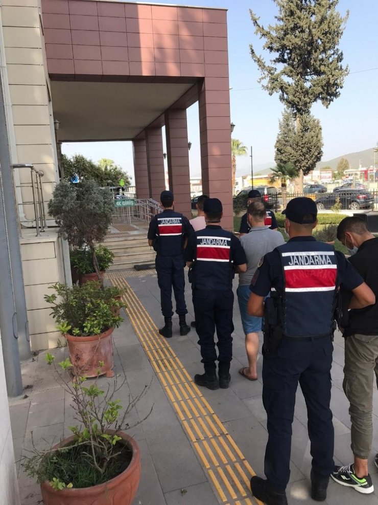 İzmir’de hırsızlık şüphelisi 3 şahıs kıskıvrak yakalandı