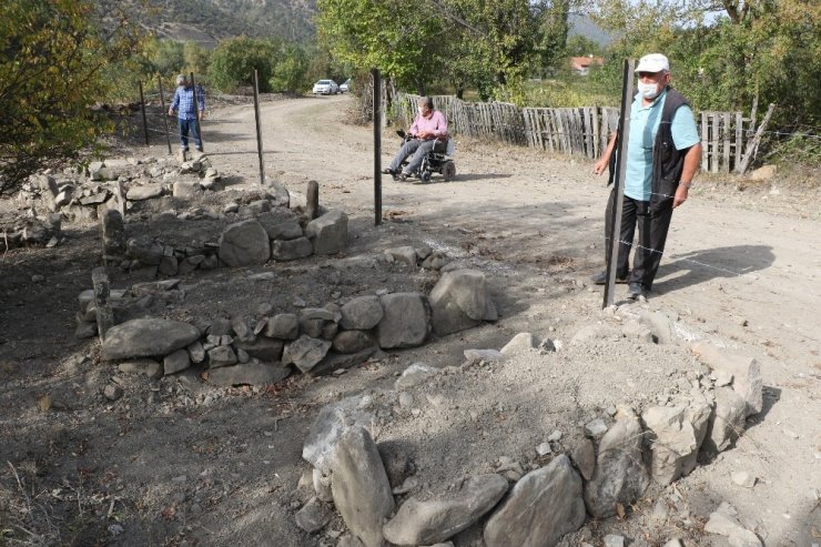 Yıktırdığı mezarların yerine temsili mezarlar yaptırdı