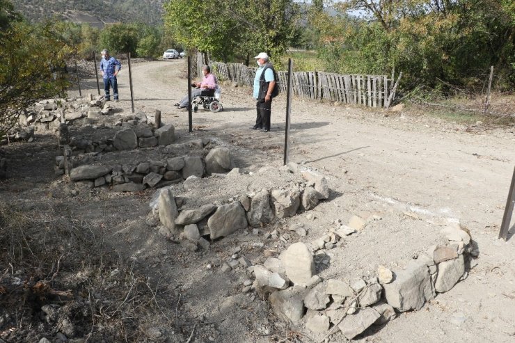 Yıktırdığı mezarların yerine temsili mezarlar yaptırdı