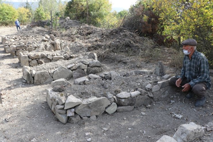 Yıktırdığı mezarların yerine temsili mezarlar yaptırdı