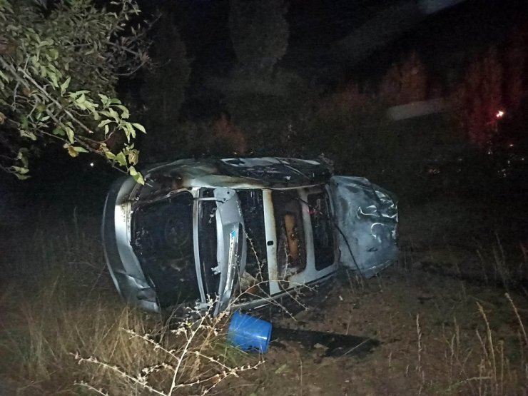 Konya’da takla atan otomobil yandı 3 yaralı son anda kurtuldu