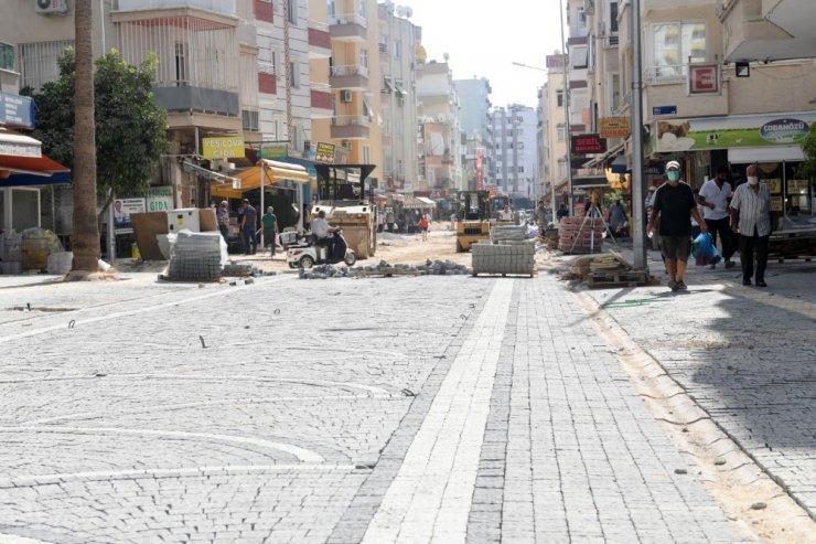 Başkan Özyiğit, yenileme çalışmaları süren Alanya Sokağını inceledi