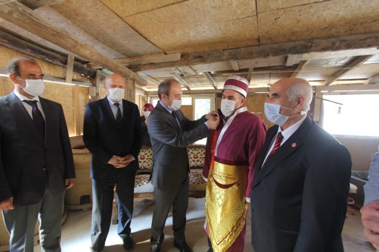 Yılın Ahisi Purutoğlu kaftanını giydi